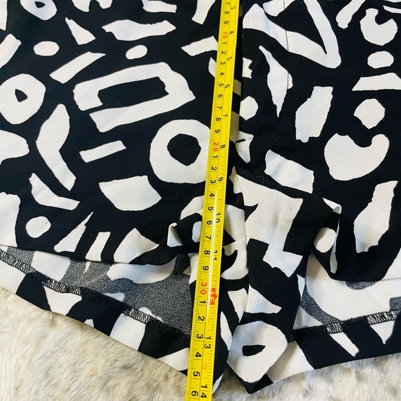 Alice & UO Chic Abstract High Waist Women's Shorts - Picture 8 of 10